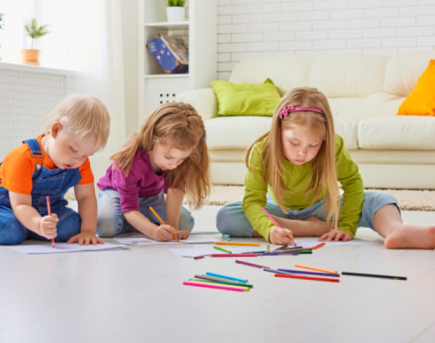 Image de 3 enfants en pleine séance de graphothérapie